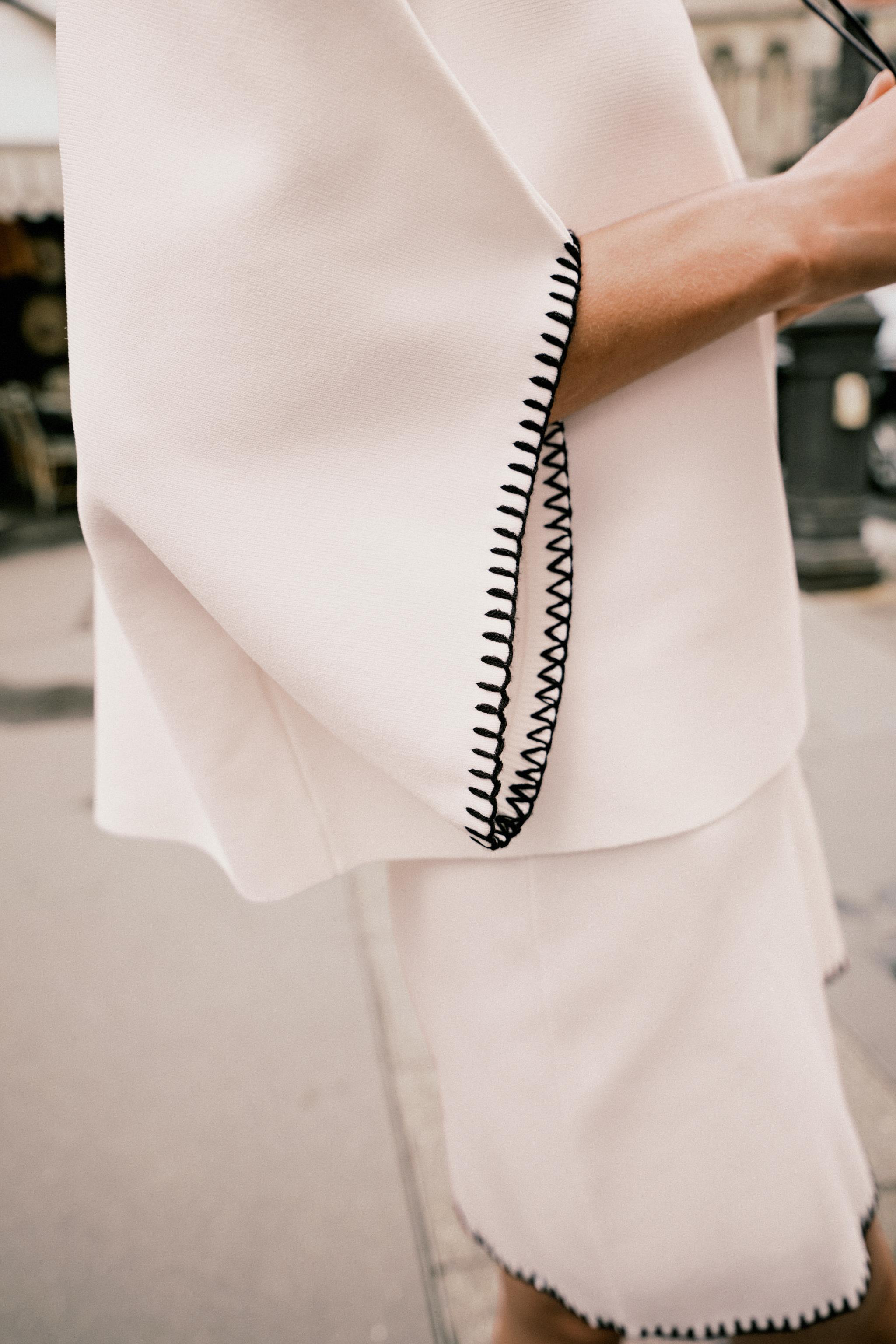 CONTRASTING EMBROIDERED KNIT TOP